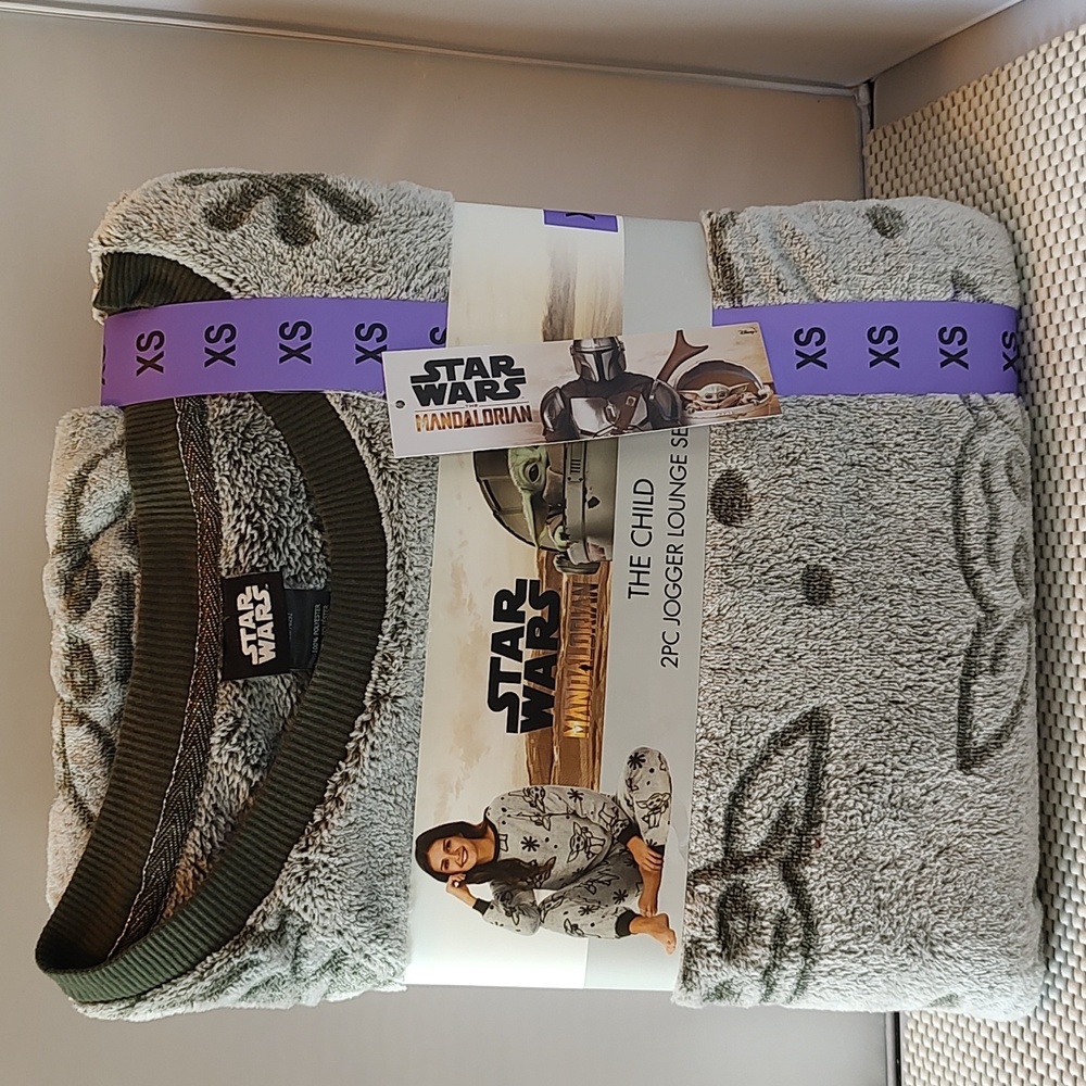 Women's Size XS Star Wars The Mandalorian 2pc Jogger Lounge Set Pajamas Disney - Picture 4 of 4